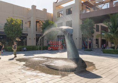 Dubai, Birleşik Arap Emirlikleri, 18 Mart 2023: Pointe 'deki dekoratif balina kuyruğu çeşmesi - Birleşik Arap Emirlikleri' nin Dubai kentindeki Palm Jumeirah adasının deniz kenarı gezinti