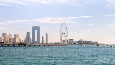 Dubai, Birleşik Arap Emirlikleri, 18 Mart 2023: Turist otobüsünün penceresinden Dubai 'deki Palm Jumeirah Adası' ndaki mimariye bakın.