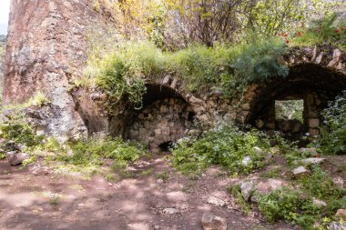 İsrail 'in kuzeyindeki Batı Celile' deki Nahal Amud Ulusal Doğal Parkı 'nda terk edilmiş eski bir su değirmeninin kalıntıları.