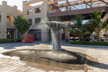 Dubai, Birleşik Arap Emirlikleri, 18 Mart 2023: Pointe 'deki dekoratif balina kuyruğu çeşmesi - Birleşik Arap Emirlikleri' nin Dubai kentindeki Palm Jumeirah adasının deniz kenarı gezinti