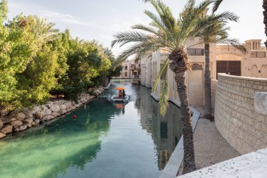 Dubai, Birleşik Arap Emirlikleri, 18 Mart 2023: Pazar ve alışveriş merkezi çevresindeki dekoratif su kanalı - Dubai 'deki Souk Madinat Jumeirah, Birleşik Arap Emirlikleri