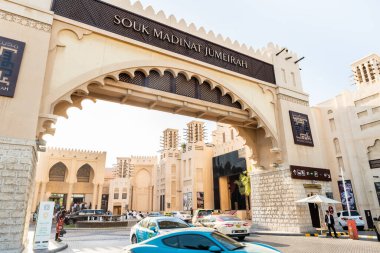 Dubai, Birleşik Arap Emirlikleri, 18 Mart 2023: Pazar ve alışveriş merkezinin ana girişi - Dubai 'deki Madinat Jumeirah, Birleşik Arap Emirlikleri