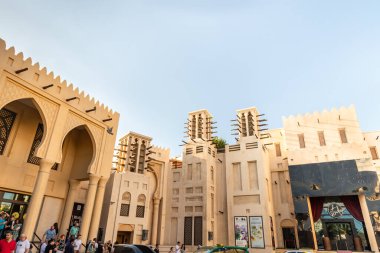 Dubai, Birleşik Arap Emirlikleri, 18 Mart 2023: Çarşı ve alışveriş merkezinin avlusu - Dubai 'deki Souk Madinat Jumeirah, Birleşik Arap Emirlikleri