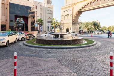 Dubai, Birleşik Arap Emirlikleri, 18 Mart 2023: Pazar ve alışveriş merkezinin girişindeki dekoratif çeşme - Souk Madinat Jumeirah, Dubai, Birleşik Arap Emirlikleri