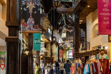 Dubai, Birleşik Arap Emirlikleri, 18 Mart 2023: Pazar ve alışveriş merkezinin içi - Souk Madinat Jumeirah, Dubai şehri, Birleşik Arap Emirlikleri