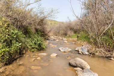 Tavor Nehri 'nin dar ama tam akmayan yatağı. Celile' de, Afula şehrinin yakınında, kuzey İsrail 'de..