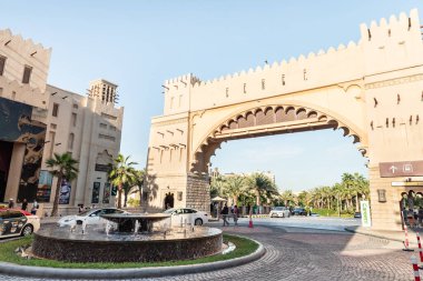 Dubai, Birleşik Arap Emirlikleri, 18 Mart 2023: Pazar ve alışveriş merkezinin girişindeki dekoratif çeşme - Souk Madinat Jumeirah, Dubai, Birleşik Arap Emirlikleri