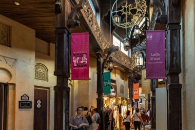 Dubai, Birleşik Arap Emirlikleri, 18 Mart 2023: Pazar ve alışveriş merkezinin içi - Souk Madinat Jumeirah, Dubai şehri, Birleşik Arap Emirlikleri