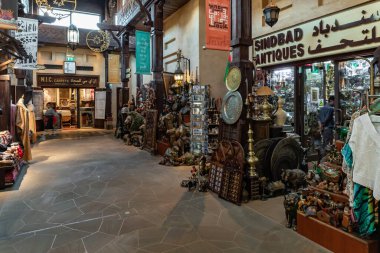 Dubai, Birleşik Arap Emirlikleri, 18 Mart 2023: Pazar ve alışveriş merkezinin içi - Souk Madinat Jumeirah, Dubai şehri, Birleşik Arap Emirlikleri