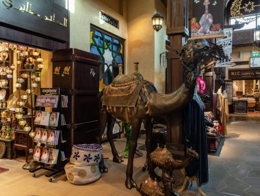 Dubai, Birleşik Arap Emirlikleri, 18 Mart 2023: Pazar ve alışveriş merkezinin içi - Souk Madinat Jumeirah, Dubai şehri, Birleşik Arap Emirlikleri
