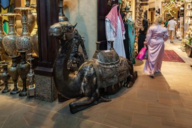 Dubai, Birleşik Arap Emirlikleri, 18 Mart 2023: Pazar ve alışveriş merkezinin içi - Souk Madinat Jumeirah, Dubai şehri, Birleşik Arap Emirlikleri