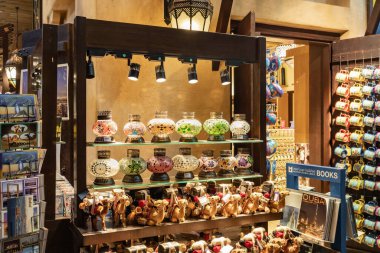 Dubai, Birleşik Arap Emirlikleri, 18 Mart 2023: Pazar ve alışveriş merkezinin içi - Souk Madinat Jumeirah, Dubai şehri, Birleşik Arap Emirlikleri