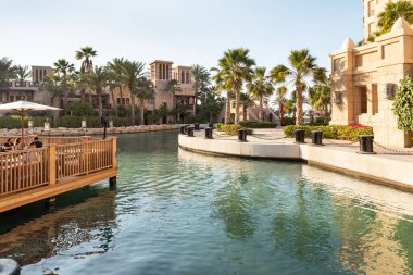 Dubai, Birleşik Arap Emirlikleri, 18 Mart 2023: Pazar ve alışveriş merkezlerinin avlusundan akan dekoratif su kanalı - Souk Madinat Jumeirah, Dubai, Birleşik Arap Emirlikleri