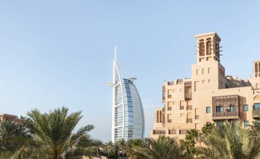 Dubai, Birleşik Arap Emirlikleri, 18 Mart 2023: Pazar ve alışveriş merkezi - Souk Madinat Jumeirah ve Burj Al Arab Oteli, Birleşik Arap Emirlikleri