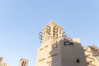 Dubai, Birleşik Arap Emirlikleri, 18 Mart 2023: Pazar ve alışveriş merkezlerinin avlusunda Venedik olarak biçimlendirilen bina - Souk Madinat Jumeirah, Dubai, Birleşik Arap Emirlikleri