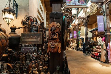 Dubai, Birleşik Arap Emirlikleri, 18 Mart 2023: Pazar ve alışveriş merkezinin içi - Souk Madinat Jumeirah, Dubai şehri, Birleşik Arap Emirlikleri