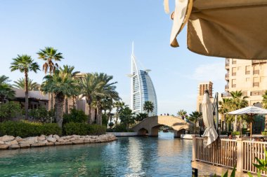 Dubai, Birleşik Arap Emirlikleri, 18 Mart 2023: Pazar ve alışveriş merkezlerinin avlusundan akan dekoratif su kanalı - Souk Madinat Jumeirah, Dubai, Birleşik Arap Emirlikleri