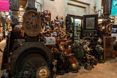 Dubai, Birleşik Arap Emirlikleri, 18 Mart 2023: Pazar ve alışveriş merkezinin içi - Souk Madinat Jumeirah, Dubai şehri, Birleşik Arap Emirlikleri