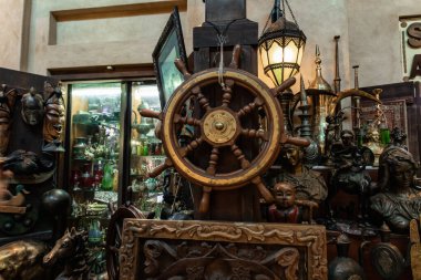 Dubai, Birleşik Arap Emirlikleri, 18 Mart 2023: Pazar ve alışveriş merkezinin içi - Souk Madinat Jumeirah, Dubai şehri, Birleşik Arap Emirlikleri