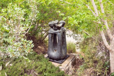 Hayfa, İsrail, 3 Haziran 2023: İsrail 'in kuzeyindeki Hayfa yakınlarındaki ünlü sanatçı köyündeki yerel heykeltıraşlardan biri tarafından dört figürün soyut heykeli