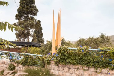 Hayfa, İsrail, 3 Haziran 2023: İsrail 'in kuzeyindeki Hayfa yakınlarındaki ünlü sanatçı köyündeki yerel heykeltıraşlardan biri tarafından yapılan soyut heykel