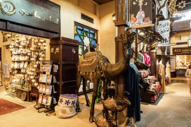 Dubai, Birleşik Arap Emirlikleri, 18 Mart 2023: Pazar ve alışveriş merkezinin içi - Souk Madinat Jumeirah, Dubai şehri, Birleşik Arap Emirlikleri