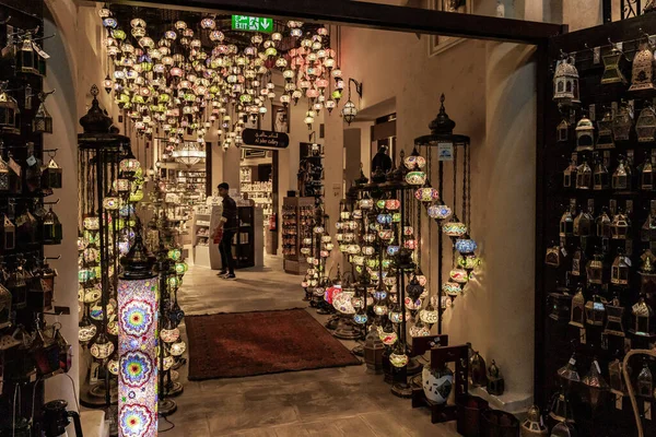 Dubai, Birleşik Arap Emirlikleri, 18 Mart 2023: Pazar ve alışveriş merkezinin içi - Souk Madinat Jumeirah, Dubai şehri, Birleşik Arap Emirlikleri