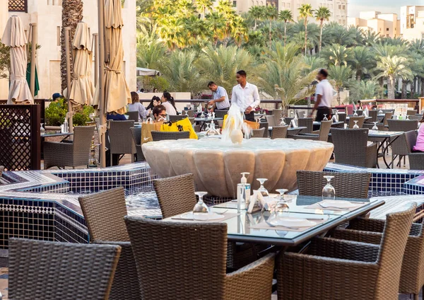 Dubai, Birleşik Arap Emirlikleri, 18 Mart 2023: Pazar ve alışveriş merkezinin dekoratif çeşme bahçesi - Dubai 'deki Souk Madinat Jumeirah, Birleşik Arap Emirlikleri