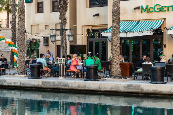 Dubai, Birleşik Arap Emirlikleri, 18 Mart 2023: Pazar ve alışveriş merkezlerinde turistler için müzik çalan restoran - Souk Madinat Jumeirah, Dubai, Birleşik Arap Emirlikleri