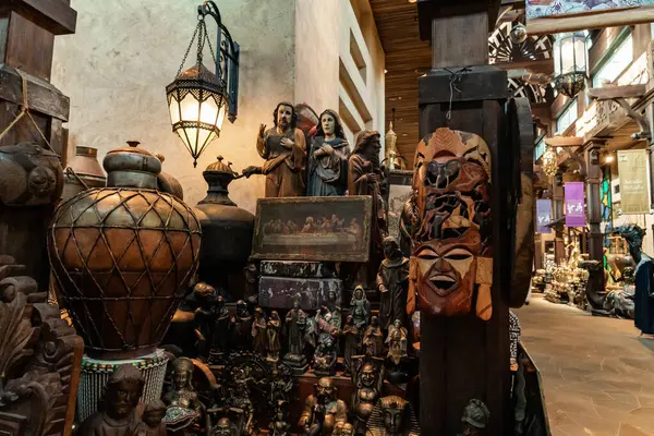 Dubai, Birleşik Arap Emirlikleri, 18 Mart 2023: Pazar ve alışveriş merkezinin içi - Souk Madinat Jumeirah, Dubai şehri, Birleşik Arap Emirlikleri