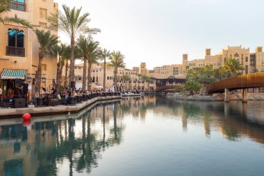 Dubai, Birleşik Arap Emirlikleri, 18 Mart 2023: Pazar ve alışveriş merkezlerinin avlusundan akan dekoratif su kanalı - Souk Madinat Jumeirah, Dubai, Birleşik Arap Emirlikleri