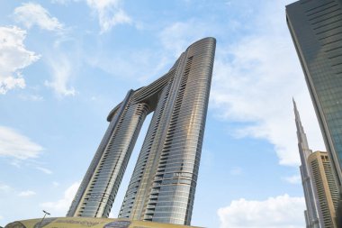 Dubai, Birleşik Arap Emirlikleri, 18 Mart 2023: Birleşik Arap Emirlikleri 'nin Dubai kentinin mimarisi üzerine bir turist otobüsünün penceresinden görüntü
