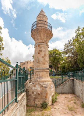 Jabotinsky caddesindeki bir parktaki terk edilmiş eski minare Kuzey İsrail 'in güvenli şehrinin eski bir kısmında.