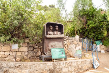 Hayfa, İsrail, 3 Haziran 2023: Bejamin Levy 'nin soyut heykeli - İsrail' in kuzeyinde Hayfa yakınlarındaki ünlü sanatçı köyünde Sardalya konservesinde bir çift