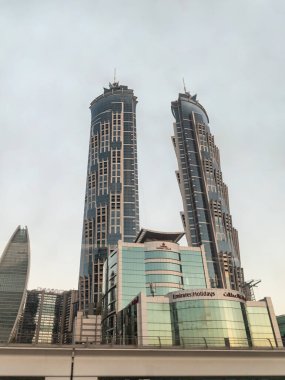 Dubai, Birleşik Arap Emirlikleri, 18 Mart 2023: Birleşik Arap Emirlikleri 'nin Dubai kentinin mimarisi üzerinde bir turist otobüsünün penceresinden gün batımına bakın