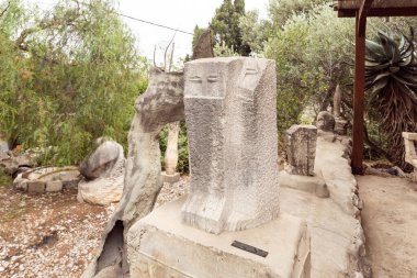 Hayfa, İsrail, 3 Haziran 2023: İsrail 'in kuzeyindeki Hayfa yakınlarındaki ünlü sanatçı köyünde bulunan yerel bir heykeltıraş tarafından yapılan soyut taş heykel