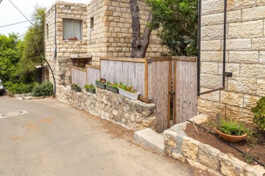 Hayfa, İsrail, 3 Haziran 2023: İsrail 'in kuzeyindeki Hayfa yakınlarındaki ünlü sanatçı köyünün yakınlarındaki dekoratif saman çiti