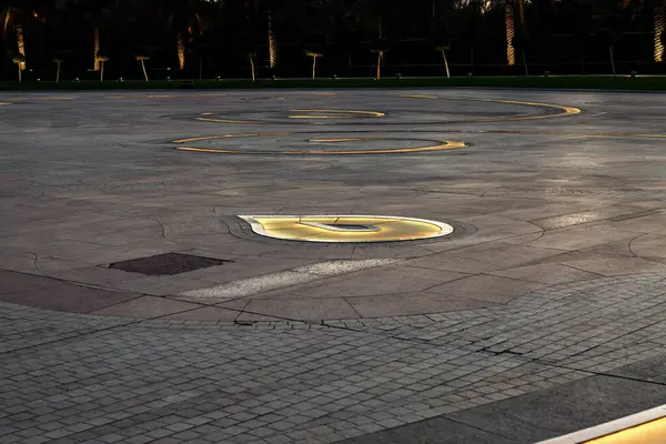 ドバイ アラブ首長国連邦 2023年3月18日 アラブ首長国連邦のドバイ市内のザベル宮殿前の装飾的な路地に夕日を見る — ストック写真