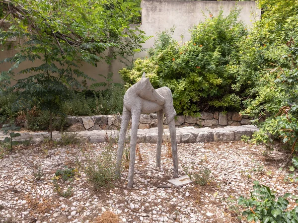 Хайфа Израиль Июня 2023 Года Абстрактная Каменная Скульптура Маленького Оленя — стоковое фото