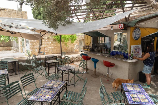 2023年6月3日イスラエル ハイファ 北イスラエル ハイファ近郊の有名な芸術家村に華やかなテーブル席の小さなパブ — ストック写真