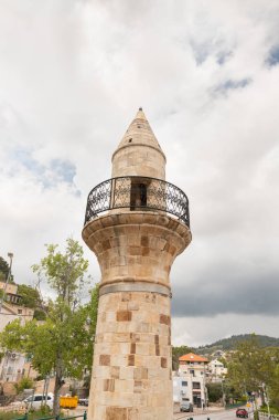 Jabotinsky caddesindeki bir parktaki terk edilmiş eski minare Kuzey İsrail 'in güvenli şehrinin eski bir kısmında.