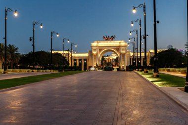 Dubai, Birleşik Arap Emirlikleri, 18 Mart 2023: Günbatımında Dubai 'deki Zaabeel Sarayı' nın önündeki dekoratif ara sokağa ve dekoratif kemere bakın.