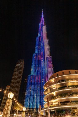 Dubai, Birleşik Arap Emirlikleri, 18 Mart 2023: Dünyanın en yüksek binasının ön cephesindeki ışıklardan yapılmış bir resmin gece görüşü - Dubai 'deki Burj Halife, Birleşik Arap Emirlikleri