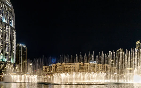 阿拉伯联合酋长国迪拜 2023年3月18日 阿拉伯联合酋长国迪拜市Burj Khalifa湖上著名的迪拜喷泉和照明建筑的夜景 — 图库照片