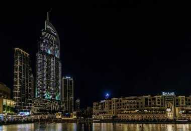 Dubai, Birleşik Arap Emirlikleri, 18 Mart 2023: Birleşik Arap Emirlikleri, Dubai şehrinde aydınlatılmış gökdelenleri ve gölü ile Burj Halife Gölü 'nün gece manzarası
