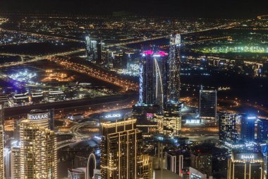 Dubai, Birleşik Arap Emirlikleri, 18 Mart 2023: Dünyanın en yüksek binasının gözlem güvertesinden gece görüntüsü - Dubai şehri, Birleşik Arap Emirlikleri tarafından aydınlatılan Burj Halife