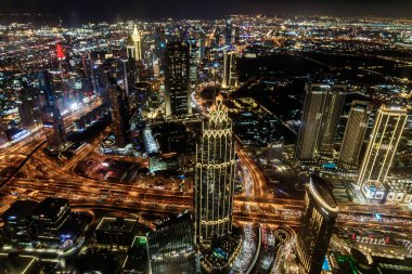 Dubai, Birleşik Arap Emirlikleri, 18 Mart 2023: Dünyanın en yüksek binasının gözlem güvertesinden gece görüntüsü - Dubai şehri, Birleşik Arap Emirlikleri tarafından aydınlatılan Burj Halife