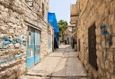 Güvenli, İsrail, Temmuz 01, 2023: Sessiz Alkabets sokağı, taştan kaldırımlar ve İsrail 'in kuzeyindeki Güvenli şehrin eski bölümünde taş duvarlarla çevrili evler