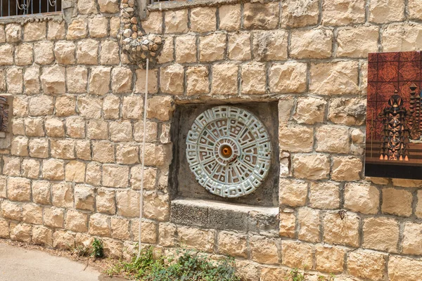 Haifa Israel Junio 2023 Muralla Piedra Decorada Con Productos Artistas — Foto de Stock