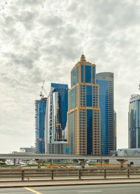 Dubai, Birleşik Arap Emirlikleri, 19 Mart 2023: Birleşik Arap Emirlikleri 'nin Dubai kentinin mimarisi üzerine bir turist otobüsünün penceresinden görüntü